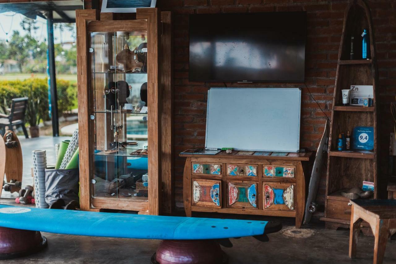 Big Brother Surf Inn Canggu Esterno foto