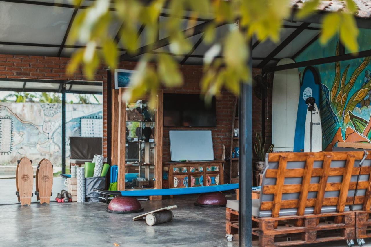 Big Brother Surf Inn Canggu Esterno foto